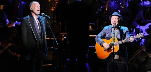 Zpěváci Stin (vlevo) a Paul Simon na koncertě v New Yorku.