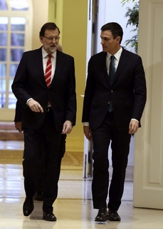 Lídr lidovců Mariano Rajoy (vlevo) i jeho socialistický protějšek Pedro Sánchez budou mít ve volbách složitou pozici.