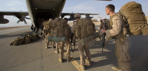 Američtí vojáci nastupují do letadla.
