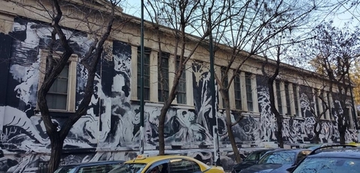 Grafiti na zdech polytechnické vysoké školy v Athénách.