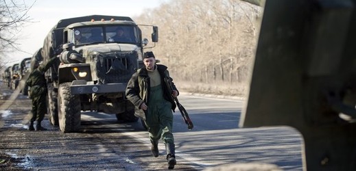 Transport vojenské techniky proruských separatistů poblíž Doněcku.