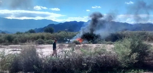 Hořící trosky helikoptér krátce po havárii v argentinské provincii La Rioja.