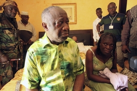 Bývalý prezident Pobřeží slonoviny Laurent Gbagbo čeká na verdikt v Haagu. Na snímku s manželkou Simone.