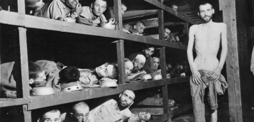 Dokument ukazuje záběry z koncentračních táborů.