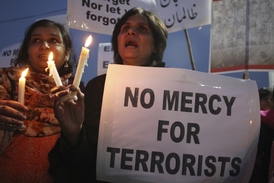 Teroristy začali v Pákistánu znovu popravovat po útoku na školu v Péšáváru.