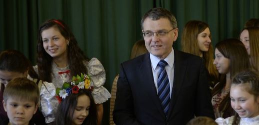 Ministr Zaorálek v Solenicích na Příbramsku se skupinou dětí z Ukrajiny.