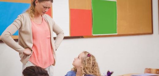 Ponižování i vyhrožování. Mladá učitelka práci s malými dětmi nezvládla (ilustrační foto).