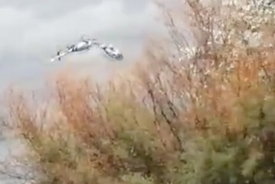 Snímek z videa pořízeného při natáčení pořadu ukazuje střet dvou vrtulníků.