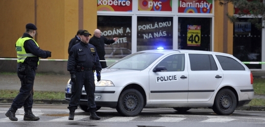 Policisté v Uherském Brodě u budovy, ve které sídlí restaurace Družba.
