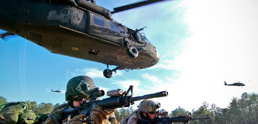 Vrtulník UH-60 Black Hawk na manévrech armády USA (ilustrační foto).