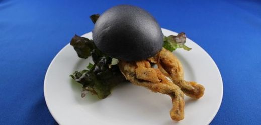 Speciální černý žabí hamburger.