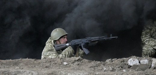 Ukrajinský voják během střelby (ilustrační foto).