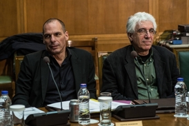 Řecký ministr financí Janis Varufakis (zleva) a řecký ministr spravedlnosti Nikos Paraskevopulos.