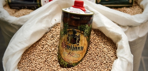 Pivovar Svijany začal nabízet pivo ve dvoulitrových uzavíratelných plechovkách.
