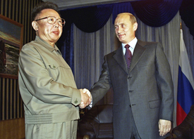 Vladimír Putin (vpravo) s Kim Čong-ilem při jeho návštěvě Ruska v roce 2002.