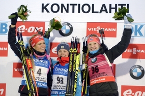 Vítězná trojice přebírá světové medaile. Gabriela Soukalová (vlevo), Ruska Jekatěrina Jurlovová (uprostřed) a bronzová Kaisa Mäkäräinenová.