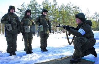 Ruské vojačky během výcviku (2015).