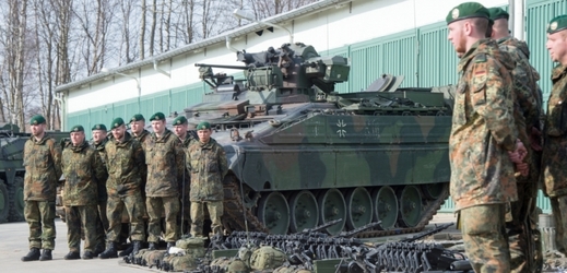 Německá pěchota NATO ukazuje své vybavení při cvičení.