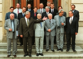 Vláda Miloše Zemana při fotografování u vchodu do Úřadu vlády (2001). Jiří Rusnok v druhé řadě čtvrtý zleva.