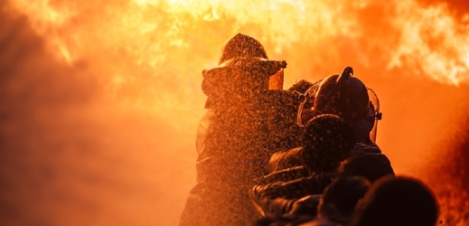 Hasičům se dva lidi nepodařilo evakuovat kvůli rozrůstajícím se plamenům (ilustrační foto).