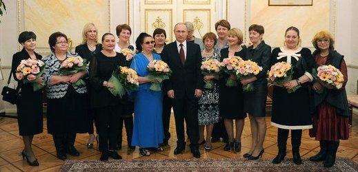 Prezident Putin s ženami na jejich svátek 8. března.