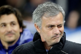 Rozpačitý pohled trenéra Chelsea Josého Mourinha.