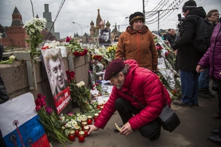 Lidé truchlí na místě, kde byl Boris Němcov zavražděn.
