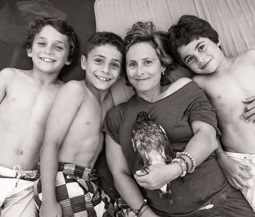Rodinný snímek - matka Sam, straka Penguin a děti Noah, Rueben a Oli.