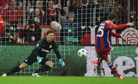 Bayern poslala do vedení penalta ve třetí minutě zápasu.