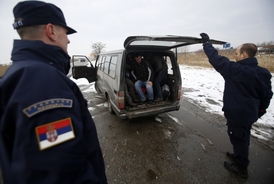 Kosovští migranti zadržení na hranicích se Srbskem.