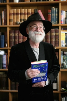 Terry Pratchett s jednou z jeho knih.