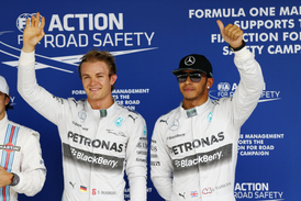 Hvězdy z Mercedesu. Lewis Hamilton (vpravo) a Nico Rosberg.