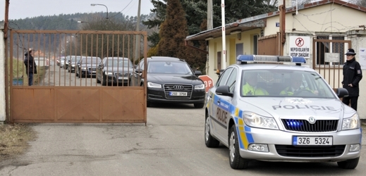 Ministr vnitra Milan Chovanec a ministr financí Andrej Babiš odjíždějí 7. března z areálu ve Vrběticích.