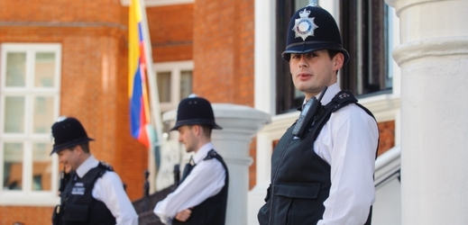 Britská policie hlídá okolí budovy ekvádorské ambasády v Londýně, kde dával Assange rozhovor pro rozhlasovou stanici LBC letos v únoru.