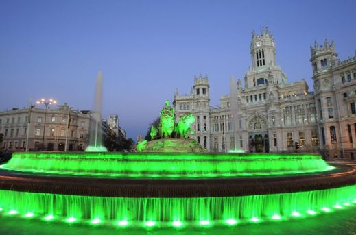 Kromě zeleného piva bude letos kvůli svátku i nazeleno nasvícená Petřínská rozhledna. Na snímku španělské náměstí Plaza de Cibeles.