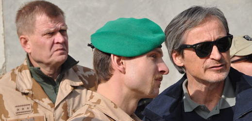 Ministr obrany Martin Stropnický (ANO) s vojáky.
