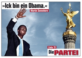 Satirik Martin Sonneborn si v kampani utahoval z Obamy a Kennedyho.