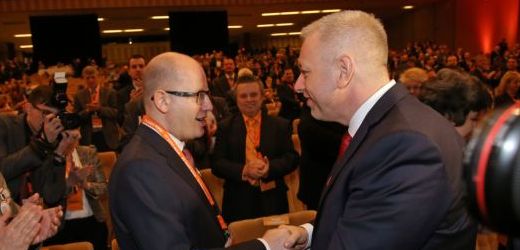 Sjezd ČSSD. Ministr Milan Chovanec gratuluje předsedovi strany Bohuslavu Sobotkovi k jeho znovuzvolení.