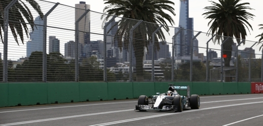 Lewis Hamilton ovládl kvalifikaci na první závod sezony v australském Melbourne.