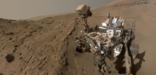 Vozítko Curiosity si dělá selfie na Marsu.