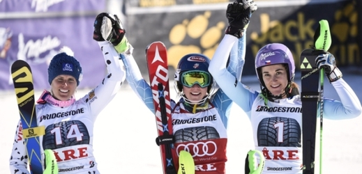 Šárka Strachová (vpravo) vybojovala třetí místo ve slalomu v Aare.