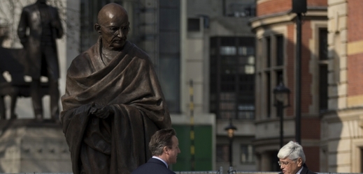 David Cameron a Gándhího vnuk Gopalkrishna Gandhi.