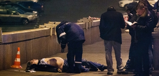 Ruská policie u Němcovova těla poblíž Rudého náměstí.