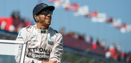 Lewis Hamilton je prvním vítězem sezóny 2015.
