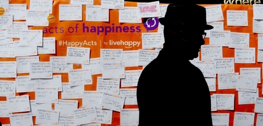 OSN loni v centru New Yorku zřídila Zeď štěstí, kam kolemjdoucí psali, co pro ně znamená blaho.