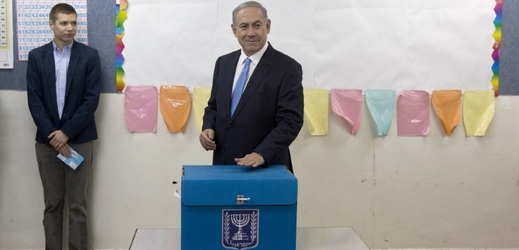 Izraelský premiér Benjamin Netanjahu vhazuje lístek do urny.