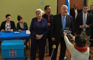 Izraelský prezident Reuven Rivlin u volební urny.