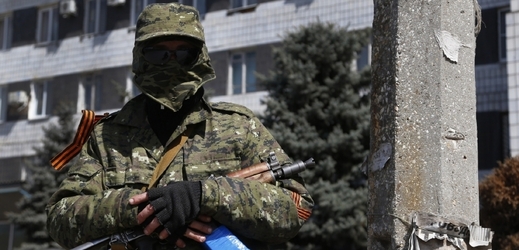Proruský separatista ve východoukrajinském městě Kosťantynivka.
