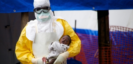 Ochranné oděvy jsou pro lékaře jednou z nejdůležitějších pomůcek při boji s ebolou.