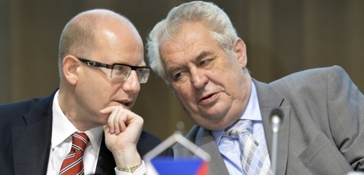 Premiér Bohuslav Sobotka (vlevo) a prezident Miloš Zeman.